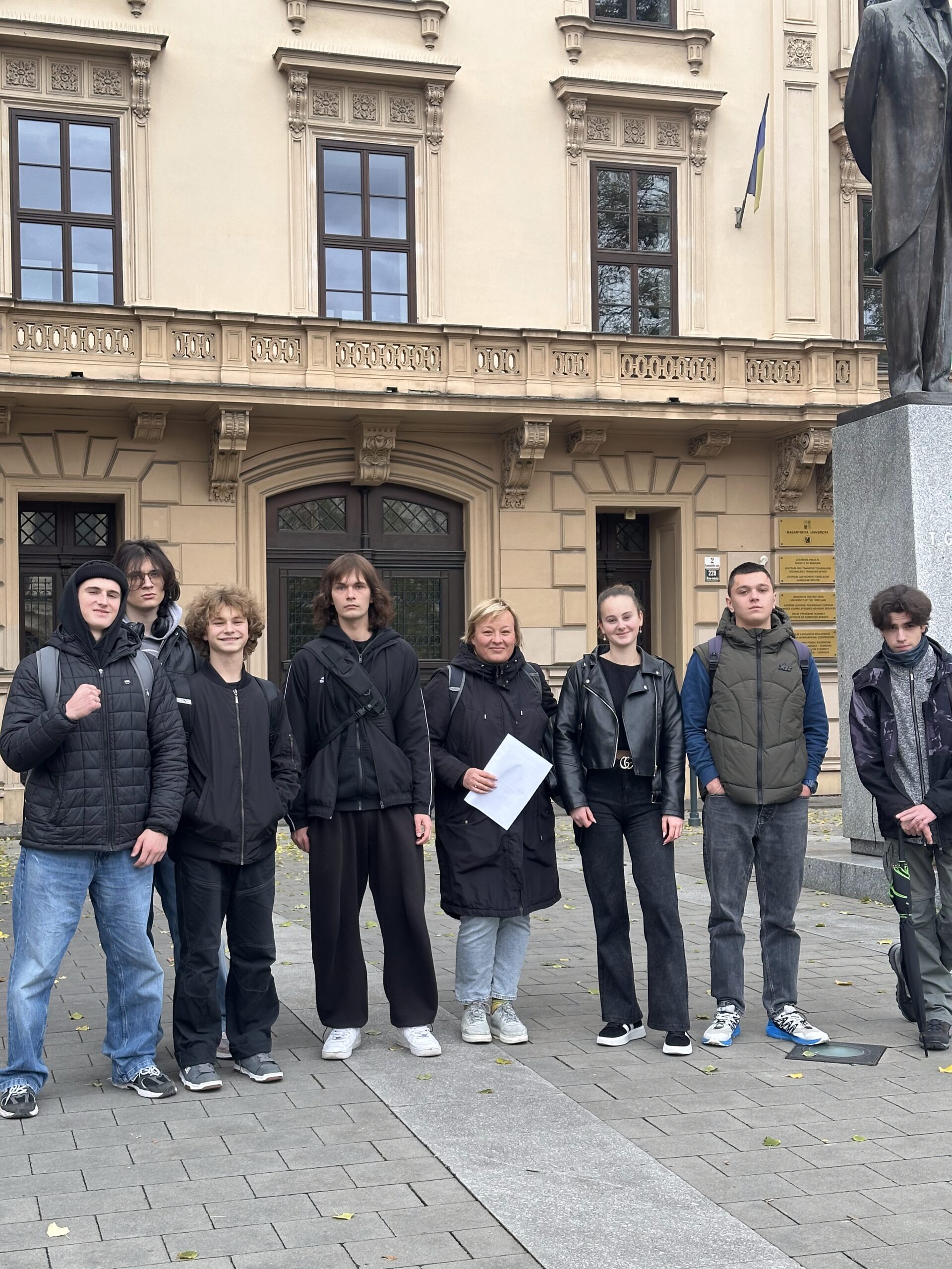 Malá skupinka studentů kráčících společně | EdVista