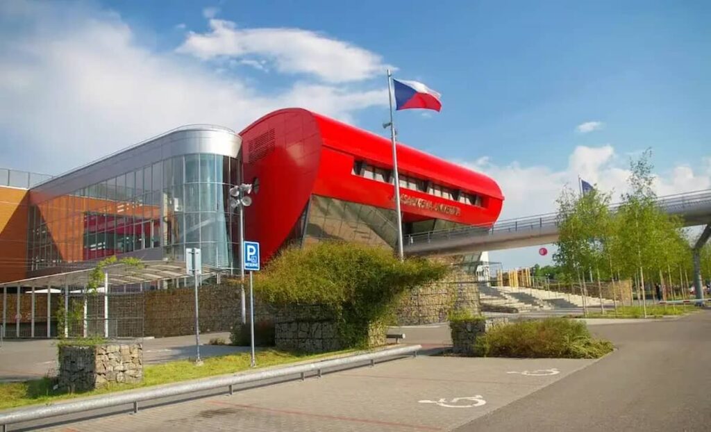 budova Masarykovy univerzity v Brně s českou vlajkou pro přijetí na univerzitu