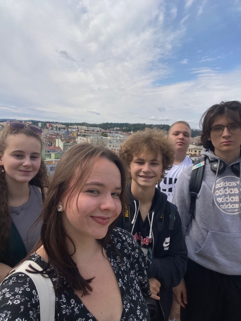 Intensive Czech language learning among students outdoors | EdVista