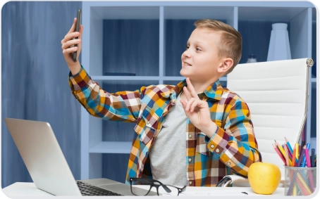 Хлопчик на онлайн занятті по вивчення чеської мови | EdVista