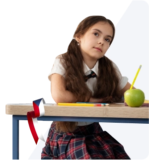 Маленька дівчинка вчиться за партою | EdVista