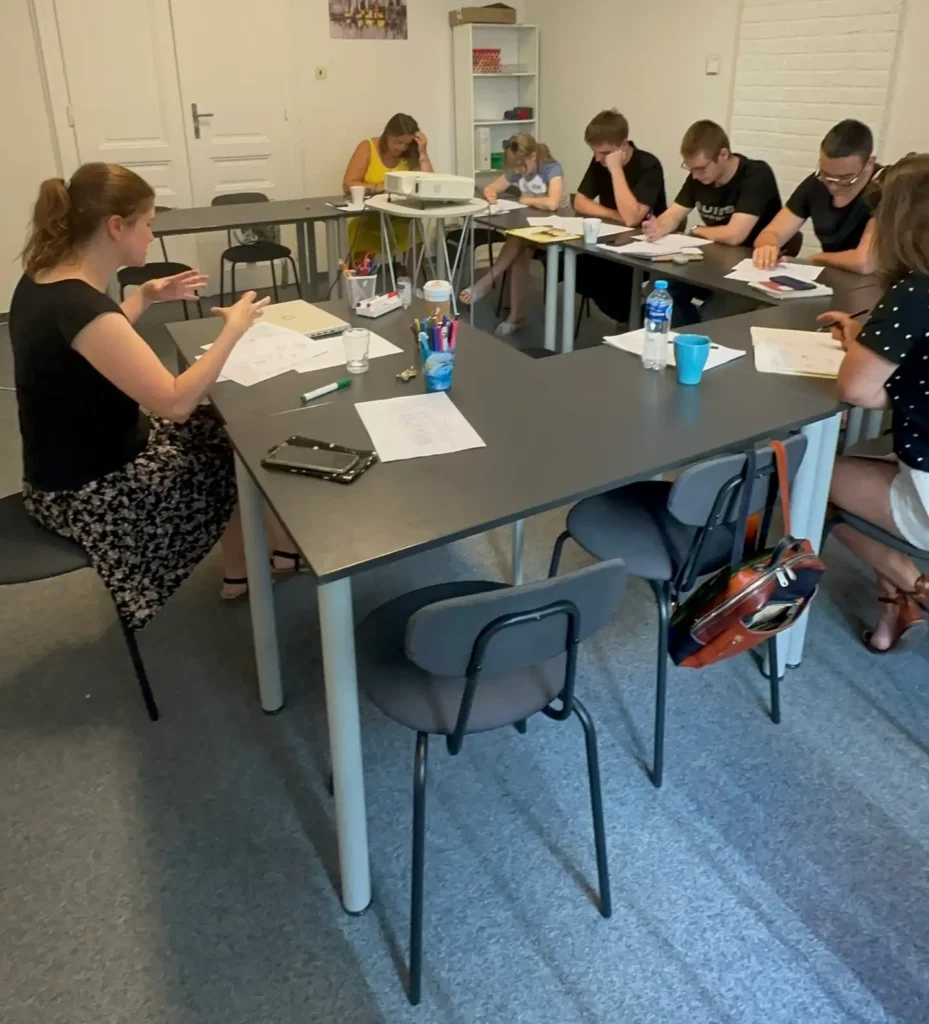 Люди сидять за великим столом в кабінеті | EdVista