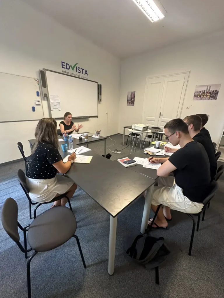 Люди вивчають нову для себе мову | EdVista