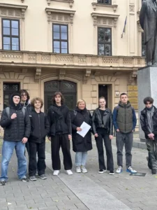 Невелика група студентів гуляють разом | EdVista