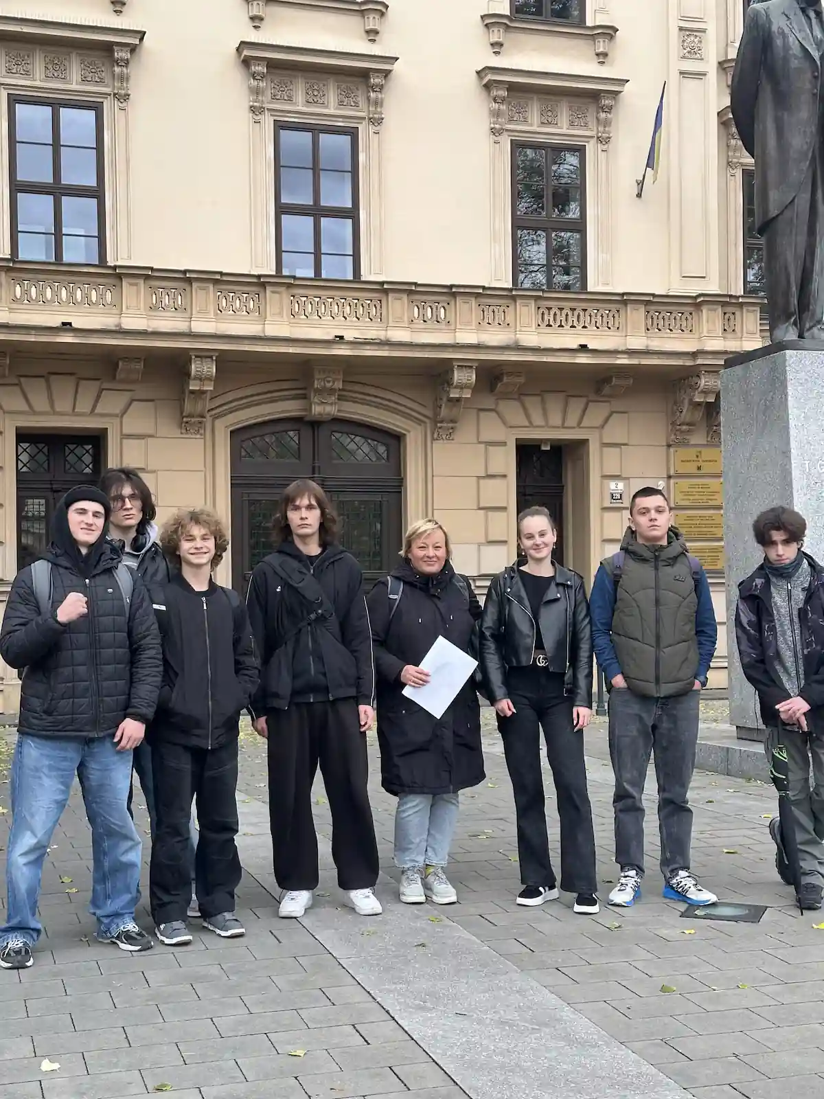 Невелика група студентів гуляють разом | EdVista