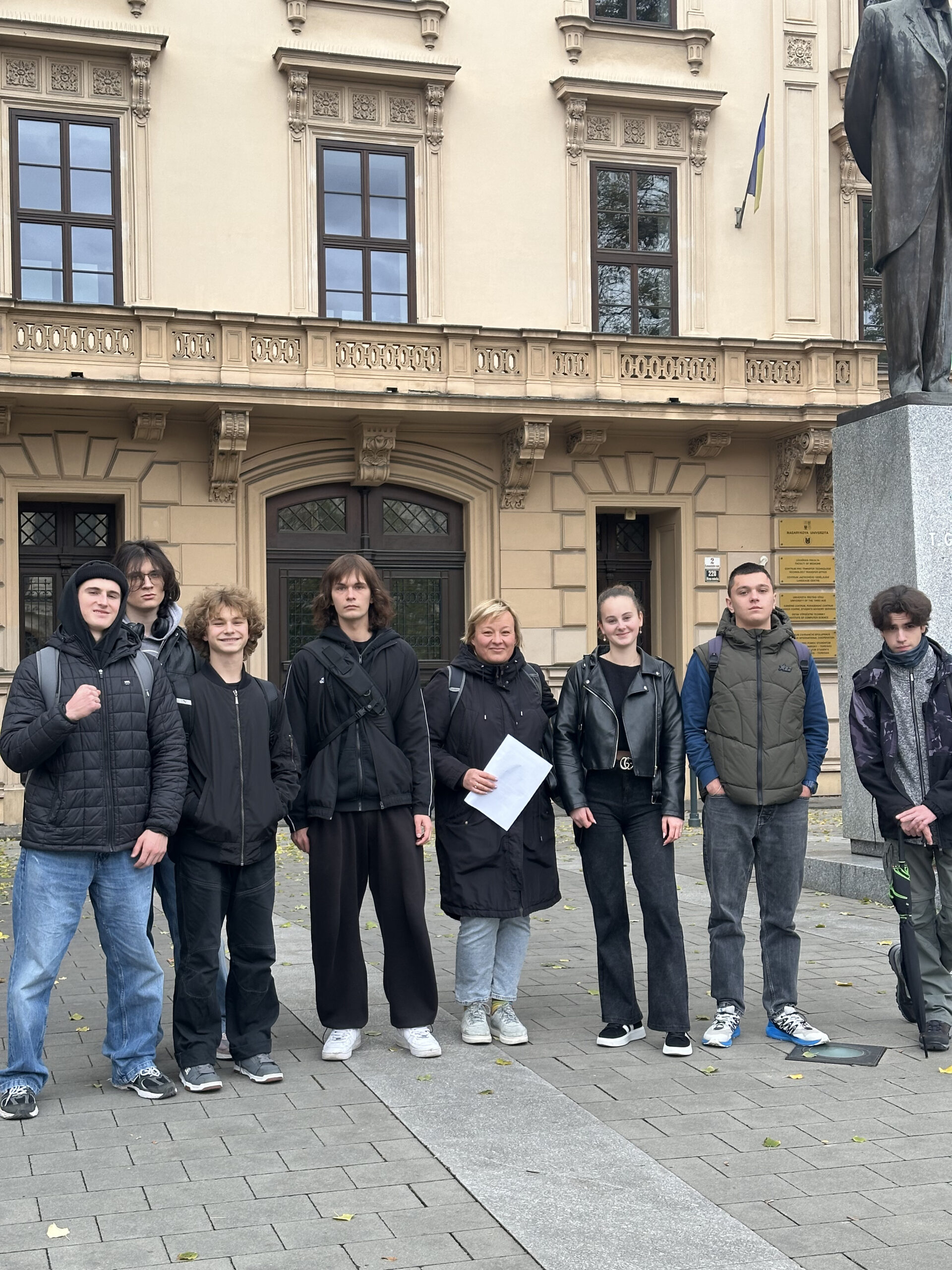 Невелика група студентів гуляють разом | EdVista