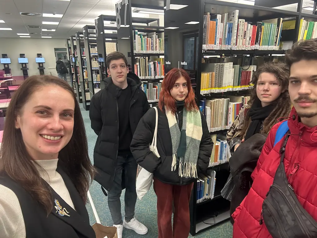 Студенти в університетській бібліотеці - приклад навчального середовища в Чехії