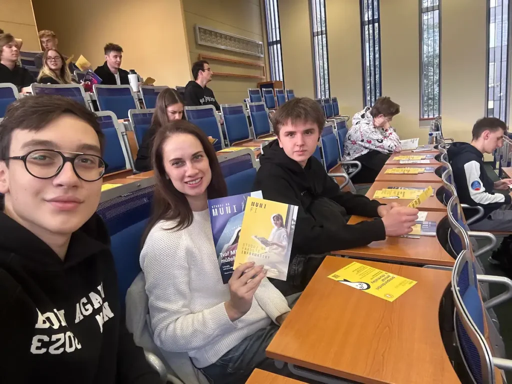 Студенти виконують вправи та обговорюють теми на курсах чеської мови | EdVista