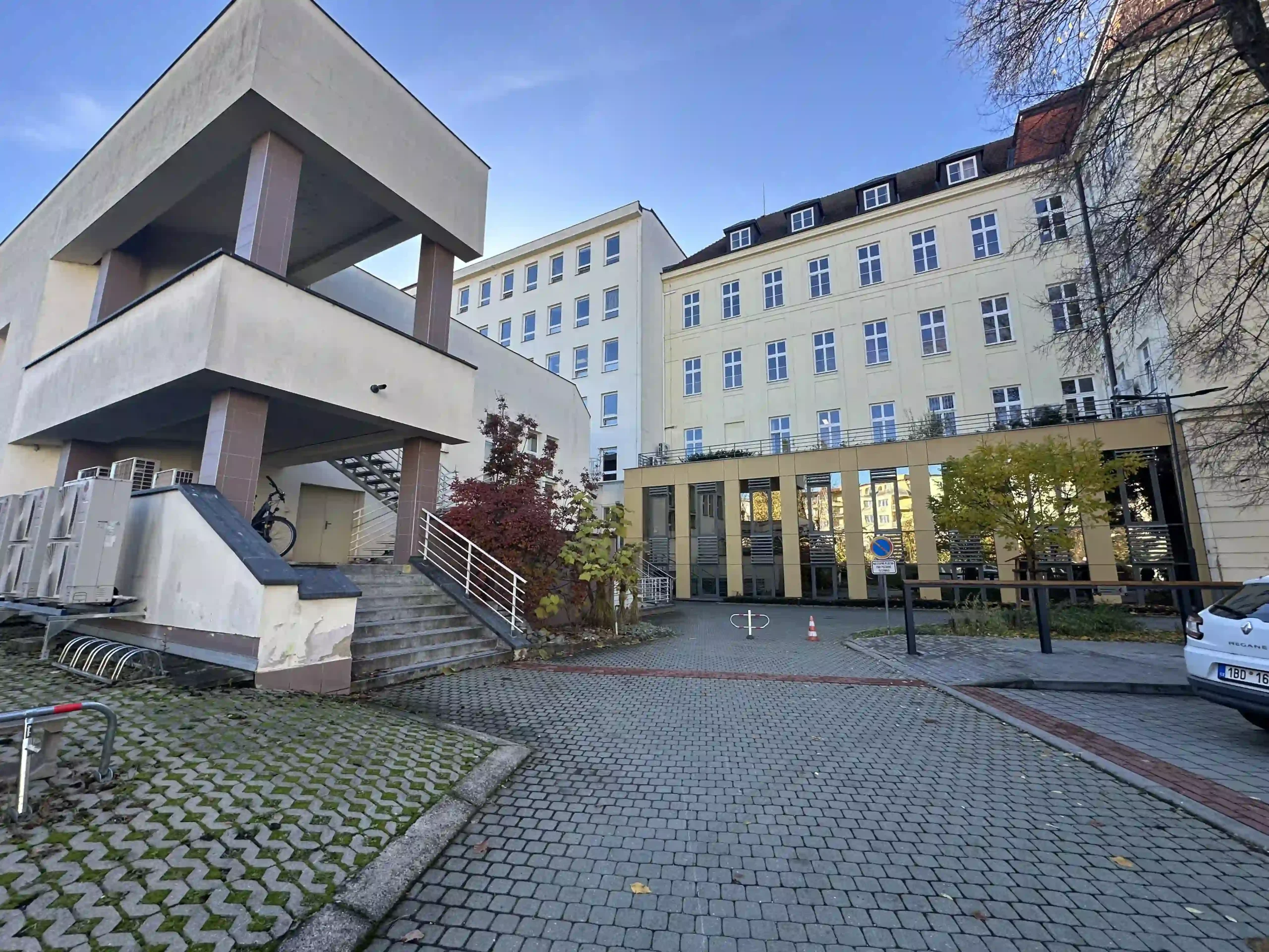 Корпус чеського університету - приклад кампусу в Чехії