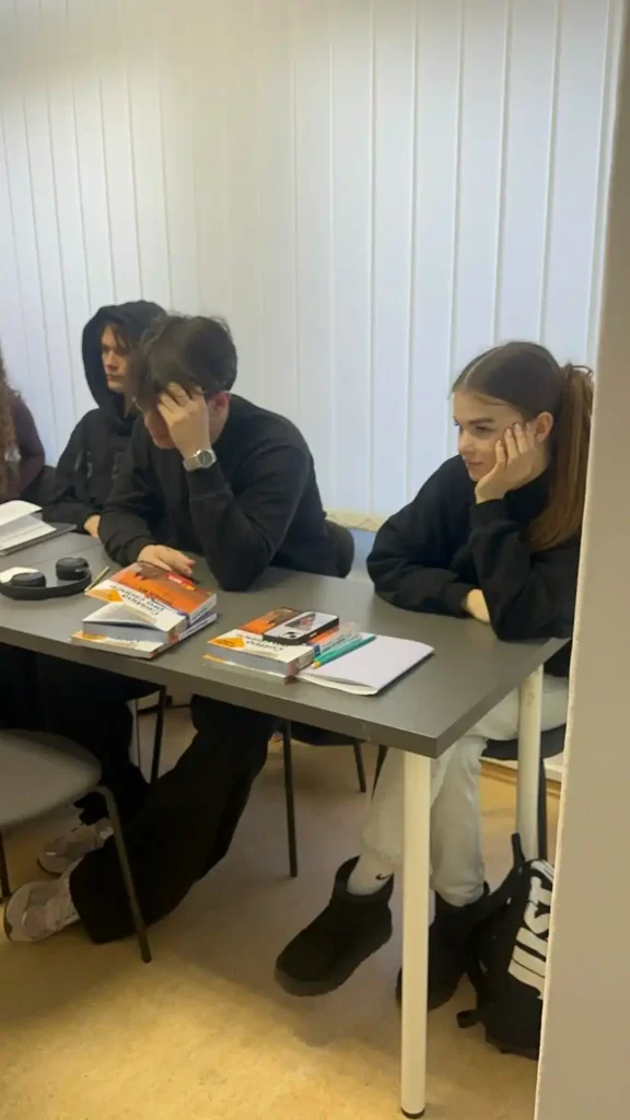 Студенти працюють з матеріалами під час підготовки до вступу в Чехії