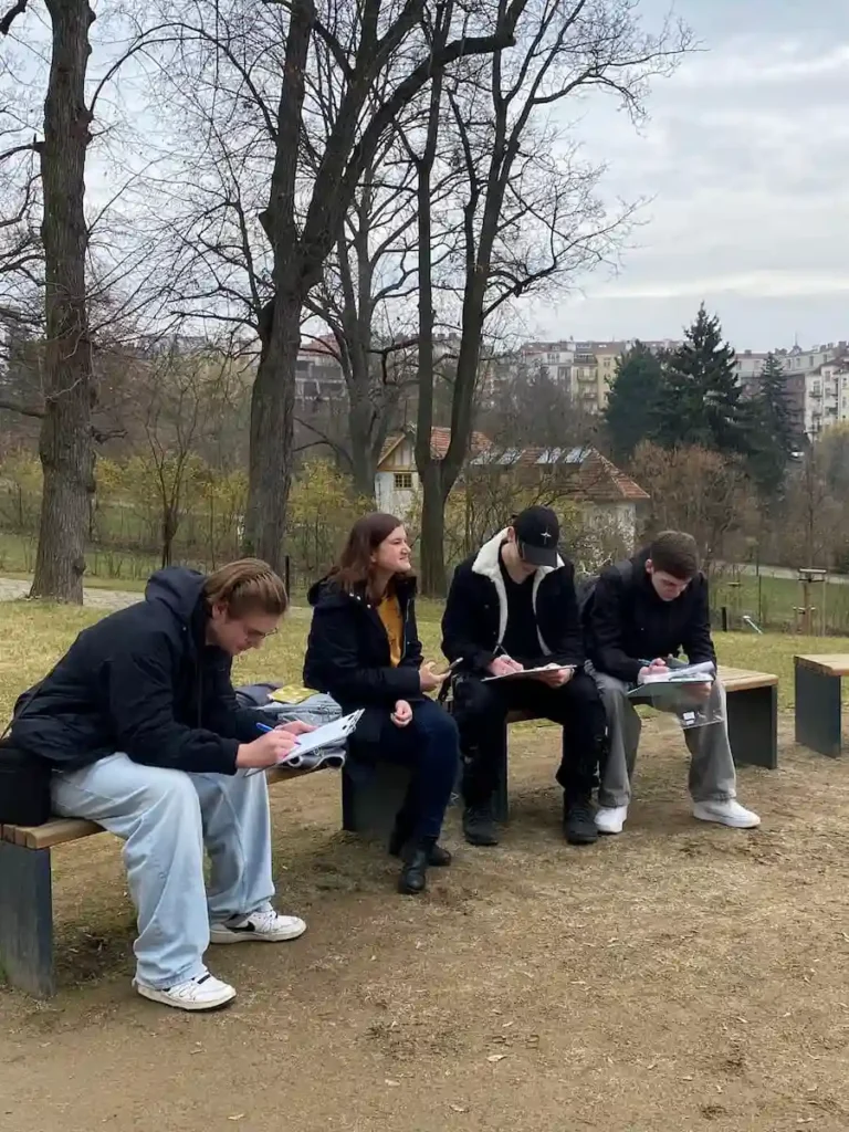 Абітурієнти виконують навчальне завдання під час підготовки до вступу