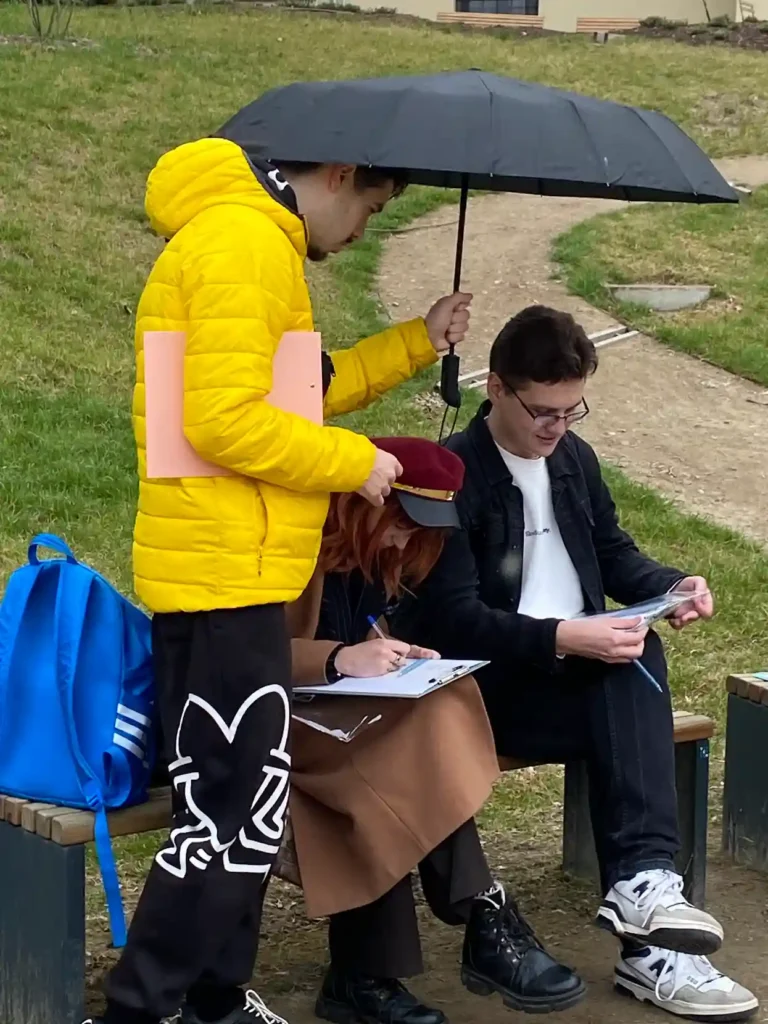 Абітурієнти виконують практичне завдання під час підготовки до вступу в Чехії