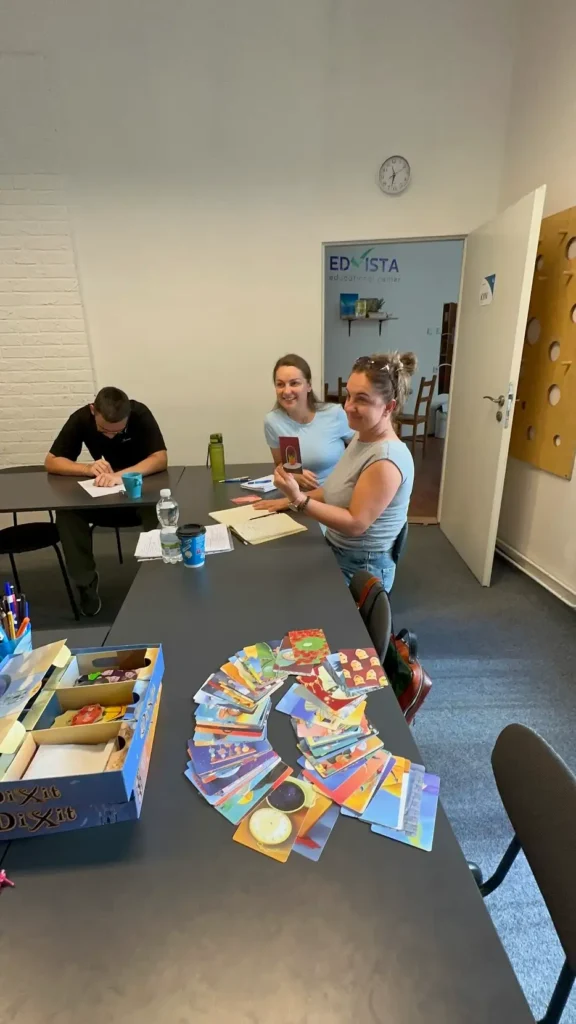 Учасники літньої школи виконують мовне завдання в аудиторії