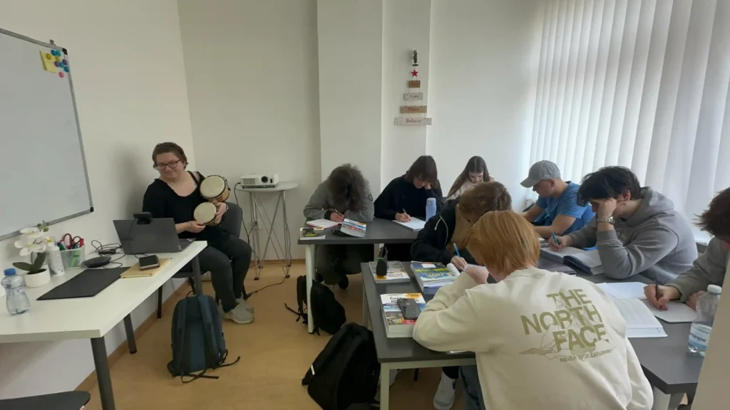 група студентів пише на занятті з чеської мови в EdVista
