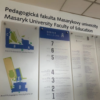інформаційний стенд з картою корпусів факультету педагогіки університету Масарика у Брно