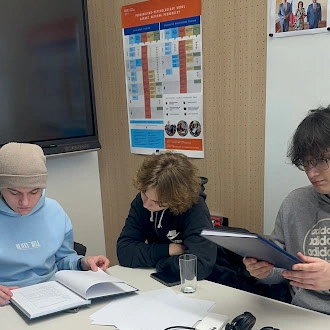 студенти вивчають матеріали під час підготовки до вступу до чеського університету