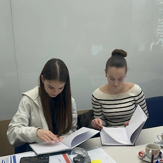 дві студентки працюють з документами під час підготовки до вступу в Чехії