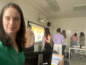 Оксана Ступак проводить заняття з чеської мови у групі студентів