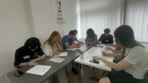 студенти рахують скільки коштує вступ до університету Чехії на занятті
