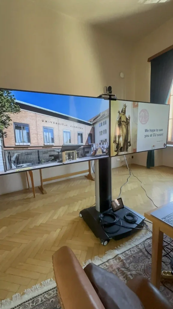 презентація Карлового університету на екрані в аудиторії у Празі