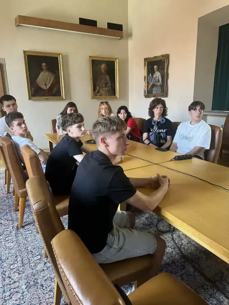 студенти на зустрічі в аудиторії чеського університету