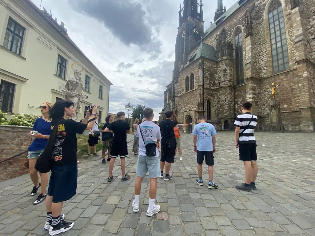 Учасники школи на екскурсії біля собору Петрова в Брно